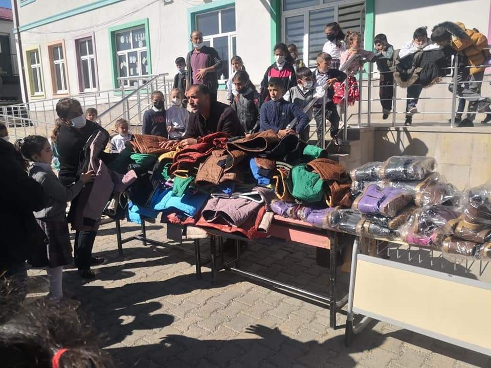 Bir mont-bir bot öğrencilere giysi desteği